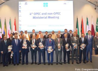OPEC will mehr Öl fördern Teilnehmer des 4. Ministertreffens der OPEC- und Nicht-OPEC-Staaten.