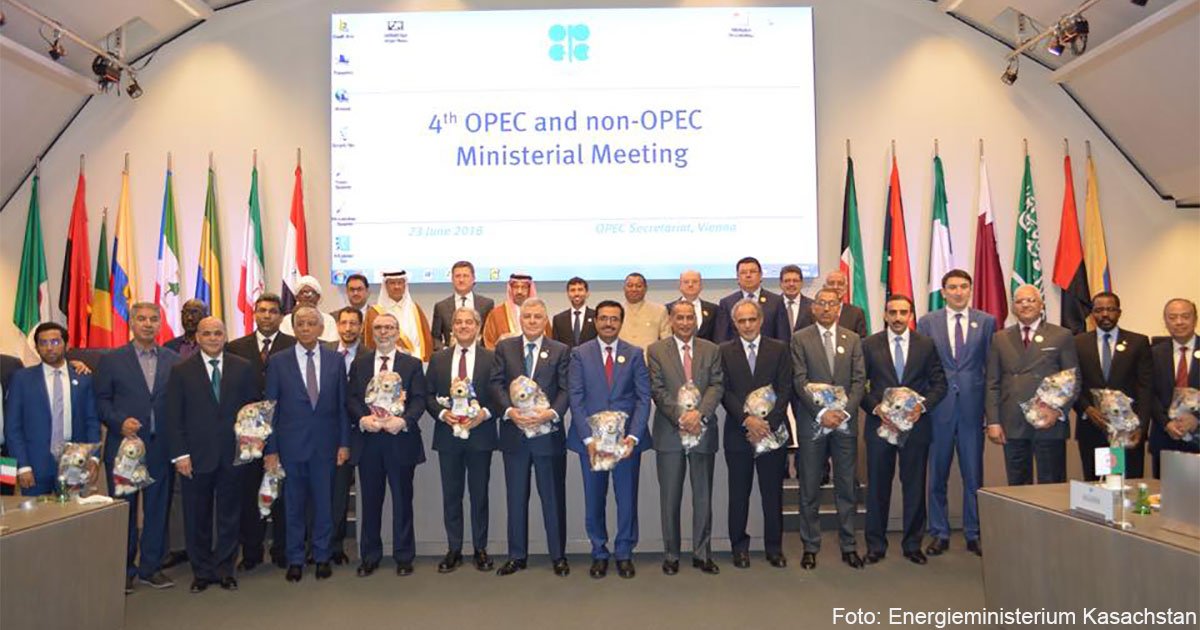 Teilnehmer des 4. Ministertreffens der OPEC- und Nicht-OPEC-Staaten.