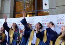 Abschied mit Talar und Hut Zum Abschluss werfen die Graduierten ihre Hüte in die Luft.