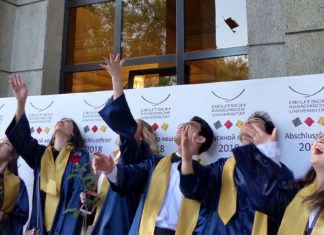 Abschied mit Talar und Hut Zum Abschluss werfen die Graduierten ihre Hüte in die Luft.