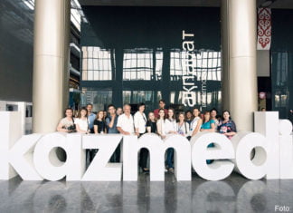 Die Zukunft der kasachstandeutschen Medien Die Teilnehmer des Seminars zu Besuch im Kasachstanischen Medienzentrum.