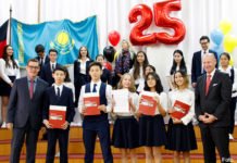 Lernen muss jeder selbst DSD-Diplomanden am Gymnasium Nr. 18 mit ZfA-Fachberater Mario Schönfeld (links) und dem deutschen Generalkonsul in Almaty, Jörn Rosenberg (rechts)
