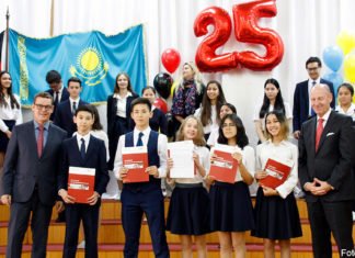 Lernen muss jeder selbst DSD-Diplomanden am Gymnasium Nr. 18 mit ZfA-Fachberater Mario Schönfeld (links) und dem deutschen Generalkonsul in Almaty, Jörn Rosenberg (rechts)