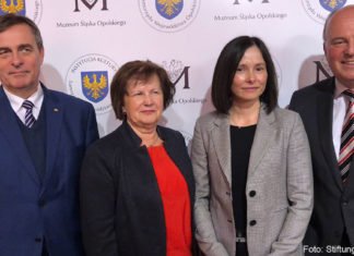 Koschyk: Deutsche Minderheiten gehören untrennbar zur deutschen Kulturnation VdG-Vorsitzender Bernhard Gaida, Museumsdirektorin Urszula Zajaczkowska, Moderatorin Dr. Magdalena Lemańczyk, Buchautor Hartmut Koschyk.