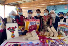 Fraueninitiativen für wachsende kasachische Dörfer Teilnehmerinnen-des-Workshops-zur-traditionellen-Filzherstellung,-Aralsk,-Provinz-Qysylorda,-Kasachstan