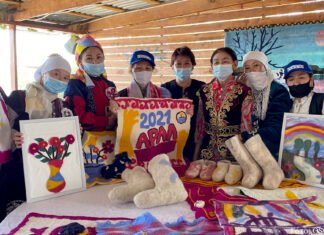 Fraueninitiativen für wachsende kasachische Dörfer Teilnehmerinnen-des-Workshops-zur-traditionellen-Filzherstellung,-Aralsk,-Provinz-Qysylorda,-Kasachstan