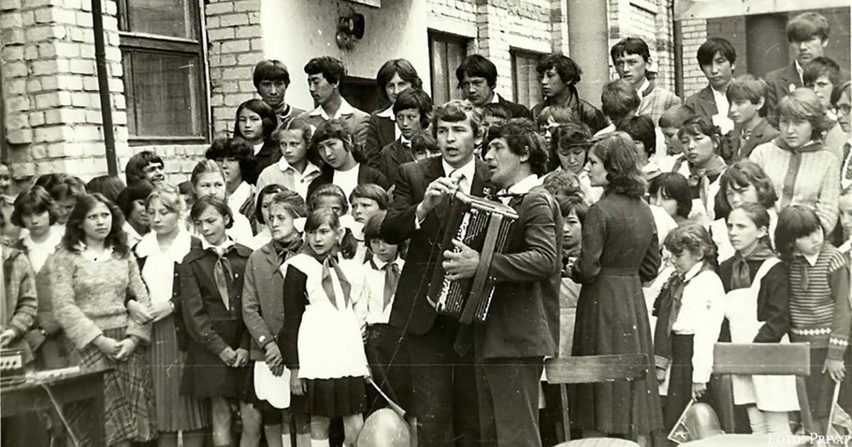 Jakob Fischer mit dem Musiker Viktor Diehl, der Chorleiterin Lore Heiser-Knauer u. dem Chor der Schule Leninskoje (Kos-Istek), Gebiet Aktjubinsk, Kasachstan, 1981