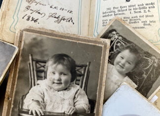 3. internationaler Fotowettbewerb: „Stumme Zeitzeugen – Erinnerungsstücke als materielles Kulturgut“ Buch und Bilder aus der Privatsammlung von Elisabeth Renz. Foto: BKDR, 2022.