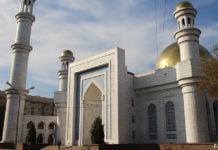 Außen harmonisch, innen heikel Die Zentralmoschee in Almaty.