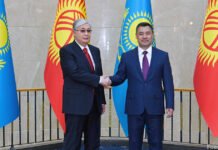 Tokajew besucht Amtskollegen Schaparow in Bischkek