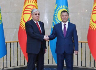 Tokajew besucht Amtskollegen Schaparow in Bischkek