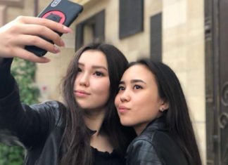 Selbständig sein unter 18 – wie geht das? Adelia (r.) mit einer Kundin.