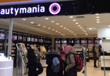 „Schönheit ist Pflicht“ Eine Gruppe von Frauen vor der Parfürmerie “Beautymania”.