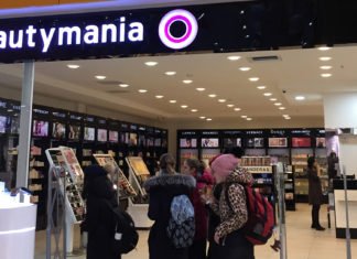 „Schönheit ist Pflicht“ Eine Gruppe von Frauen vor der Parfürmerie “Beautymania”.