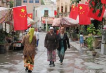 Grundlos Eingesperrt In Kaschgar, Xinjiang, muss an jedem Gebäude entlang der Areja-Straße eine chinesische Flagge hängen.