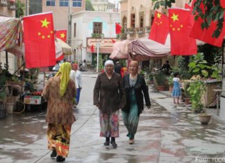Grundlos Eingesperrt In Kaschgar, Xinjiang, muss an jedem Gebäude entlang der Areja-Straße eine chinesische Flagge hängen.
