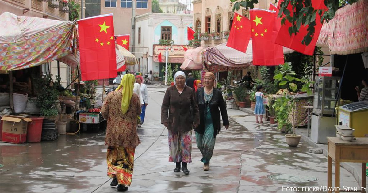 In Kaschgar, Xinjiang, muss an jedem Gebäude entlang der Areja-Straße eine chinesische Flagge hängen.