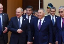 Ehrenposten für Nasarbajew