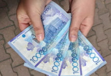 Das macht dann 40.000 Tenge, bitte!