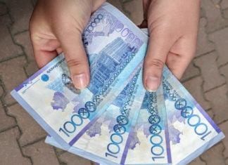 Das macht dann 40.000 Tenge, bitte!