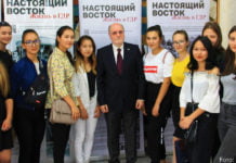 Abbildungen des Niedergangs Peter Enders (Mitte) am Tag der Ausstellungseröffnung im September mit Studentinnen.