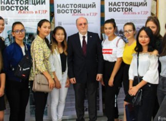 Abbildungen des Niedergangs Peter Enders (Mitte) am Tag der Ausstellungseröffnung im September mit Studentinnen.