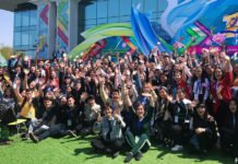 Leute mit einem Herz aus Gold