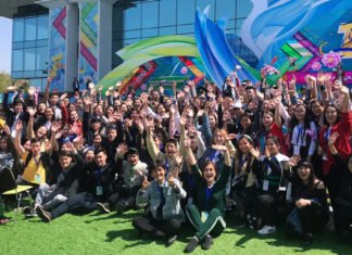 Leute mit einem Herz aus Gold