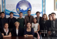 Die Volksversammlung Kasachstans an der Universität