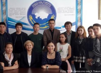 Die Volksversammlung Kasachstans an der Universität