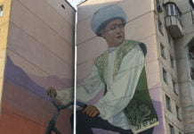 Stolz auf ihrem Fahrrad