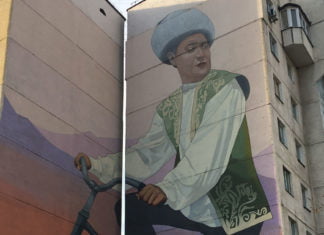 Stolz auf ihrem Fahrrad