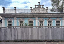 Eine Perle hinter Mauern