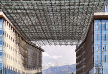 Licht und Schatten am Prospekt al-Farabi