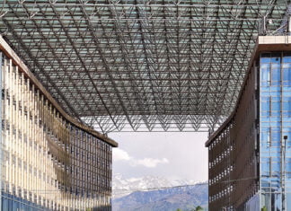 Licht und Schatten am Prospekt al-Farabi