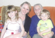 Ein kleiner Apfelzweig und eine Handvoll warmer Erde