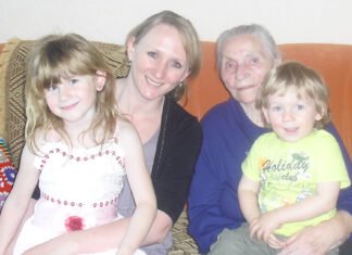 Ein kleiner Apfelzweig und eine Handvoll warmer Erde