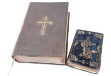 Zwei Familienreliquien – die Bibel und das Gesangbuch