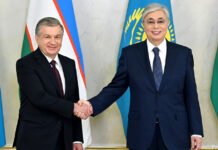 Präsident Tokajew empfängt Amtskollegen Mirziyoyev