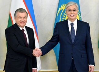 Präsident Tokajew empfängt Amtskollegen Mirziyoyev