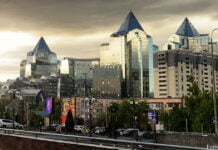 Erdbeben in Almaty: Vorbereitet sein für den Ernstfall Almatys gewaltiges Geschäftszentrum Nurly Tau – könnte der gläserne Koloss bei einem starken Beben in einem Scherbenhaufen enden?