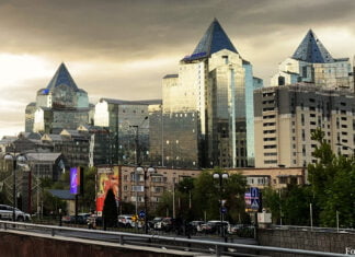 Erdbeben in Almaty: Vorbereitet sein für den Ernstfall Almatys gewaltiges Geschäftszentrum Nurly Tau – könnte der gläserne Koloss bei einem starken Beben in einem Scherbenhaufen enden?