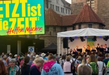 BKDR beim Deutschen Evangelischen Kirchentag 2023 in Nürnberg Auftritt BKDR-Orchester beim Abend der Begegnungen auf der Bühne am Jakobsplatz in der Nürnberger Innenstadt