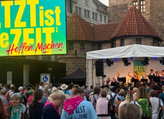 BKDR beim Deutschen Evangelischen Kirchentag 2023 in Nürnberg Auftritt BKDR-Orchester beim Abend der Begegnungen auf der Bühne am Jakobsplatz in der Nürnberger Innenstadt