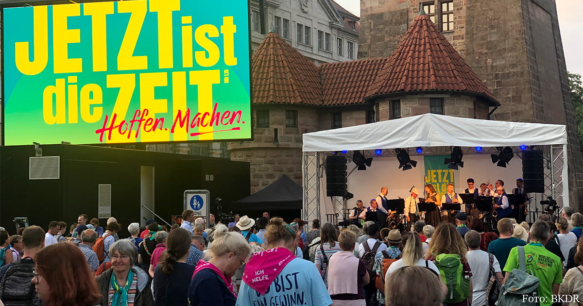 Auftritt BKDR-Orchester beim Abend der Begegnungen auf der Bühne am Jakobsplatz in der Nürnberger Innenstadt