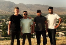 Gastfreundschaft auf Tadschikisch Gemeinsam mit meinen tadschikischen Gastgebern auf einer Anhöhe stehend. Im Hintergrund die alte Stadt Panjakent.