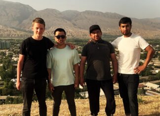 Gastfreundschaft auf Tadschikisch Gemeinsam mit meinen tadschikischen Gastgebern auf einer Anhöhe stehend. Im Hintergrund die alte Stadt Panjakent.