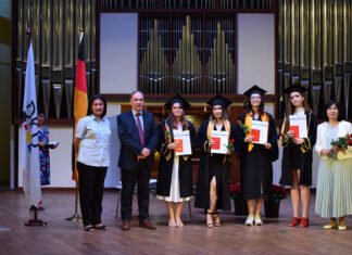 Feierliche Diplomübergabe an der DKU