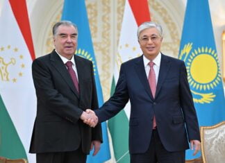 Wochenrückblick Zentralasien Kasachstans Präsident Kassym-Schomart Tokajew begrüßt seinen tadschikischen Kollegen Emomali Rahmon. (Bild: akorda.kz)