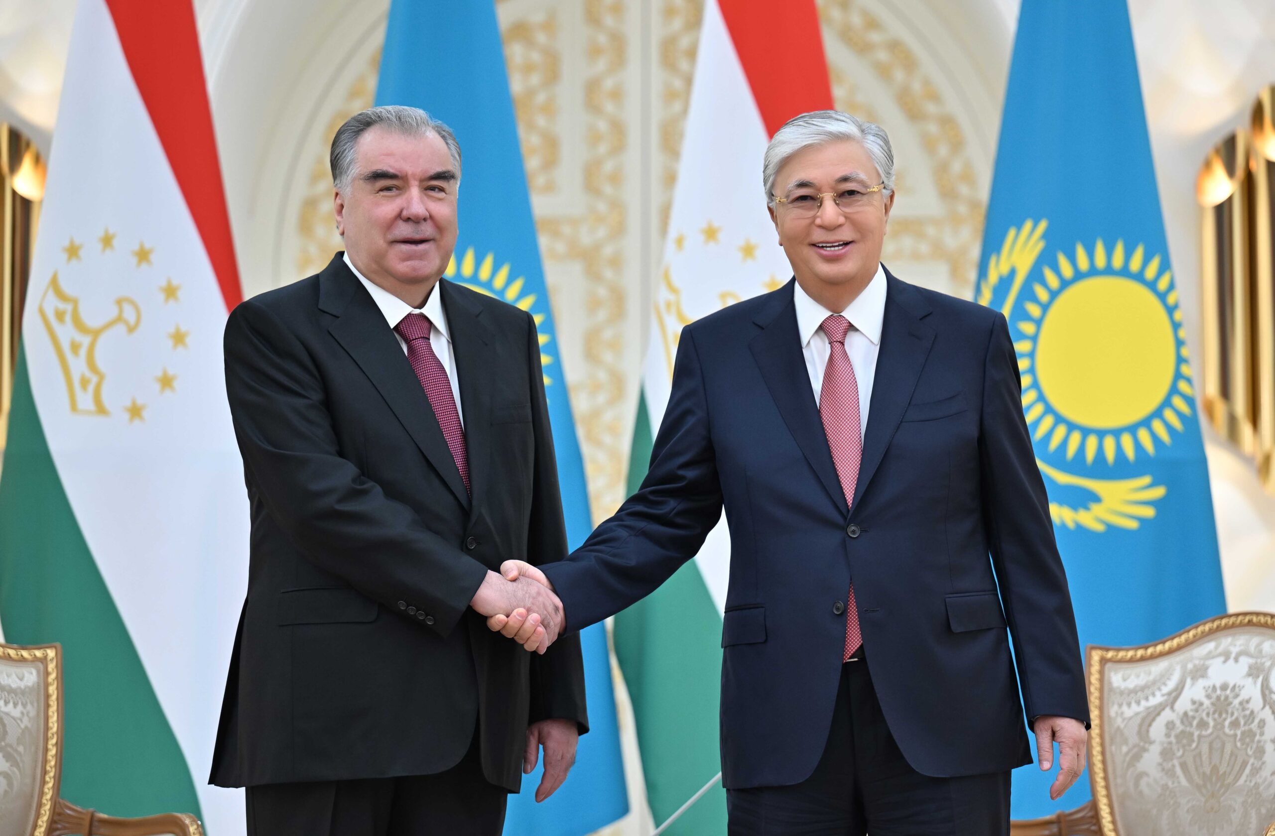 Kasachstans Präsident Kassym-Schomart Tokajew begrüßt seinen tadschikischen Kollegen Emomali Rahmon. (Bild: akorda.kz)